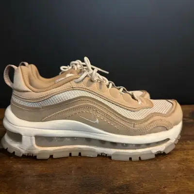 Zapatillas nike beige con diseño moderno - miniatura 4