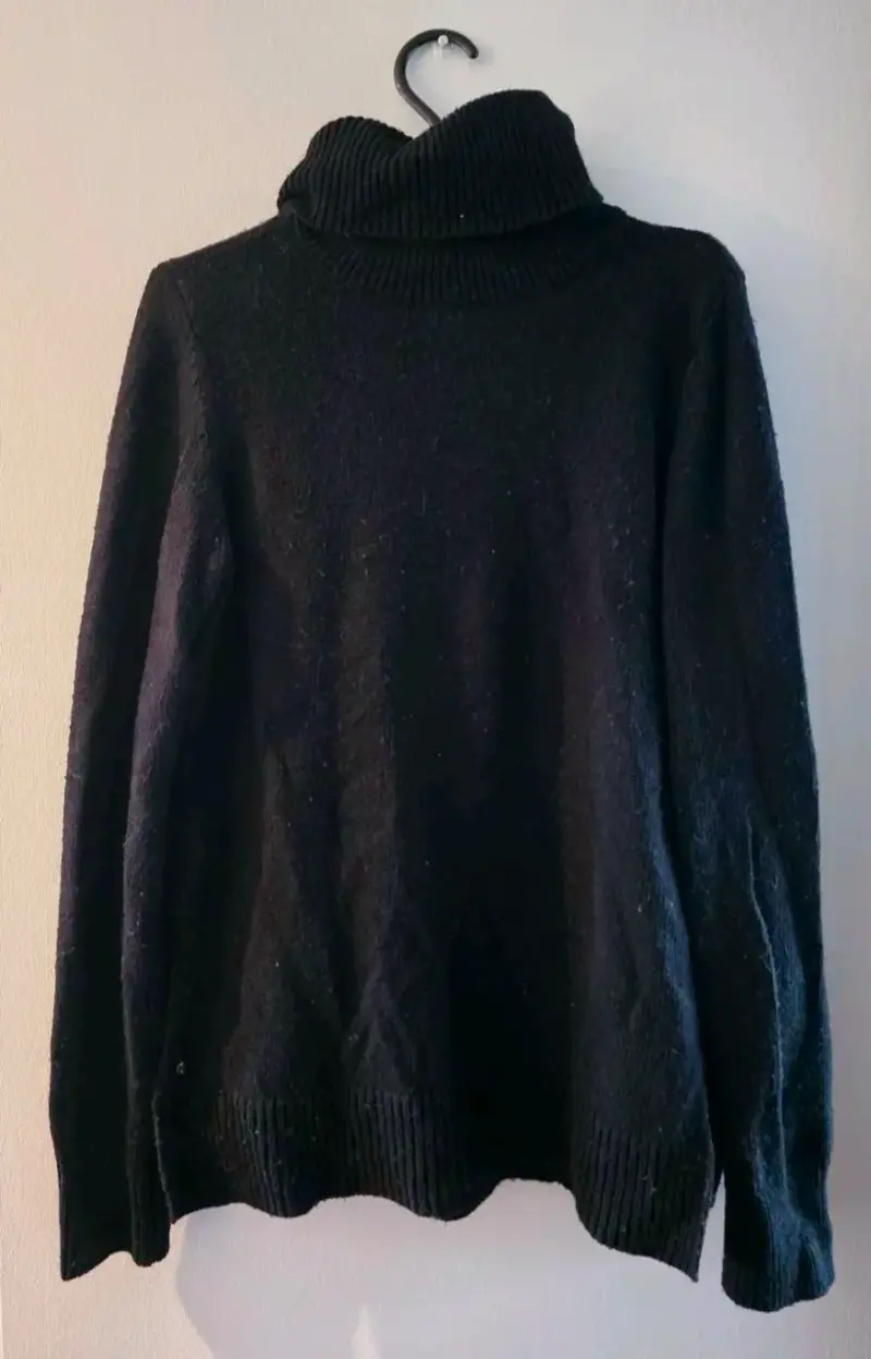 Suéter negro con cuello alto
