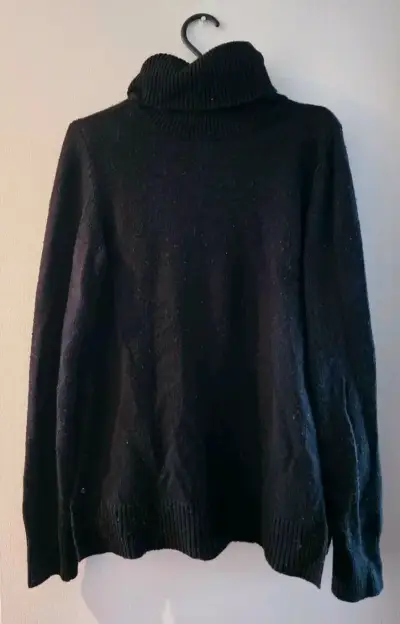 Suéter negro con cuello alto - miniatura 1