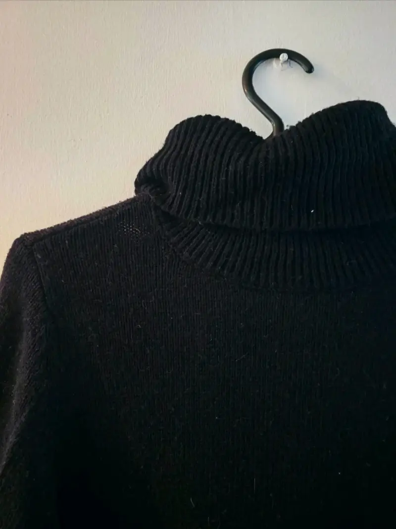 Suéter negro con cuello alto - 2