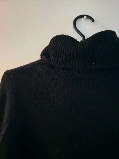 Suéter negro con cuello alto - miniatura 2