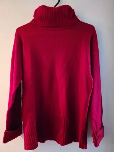 Suéter de cuello alto rojo para mujer - miniatura 1