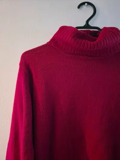 Suéter de cuello alto rojo para mujer - miniatura 2