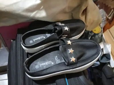 Zapatillas negras con estrellas para mujer Todopiel - miniatura 1