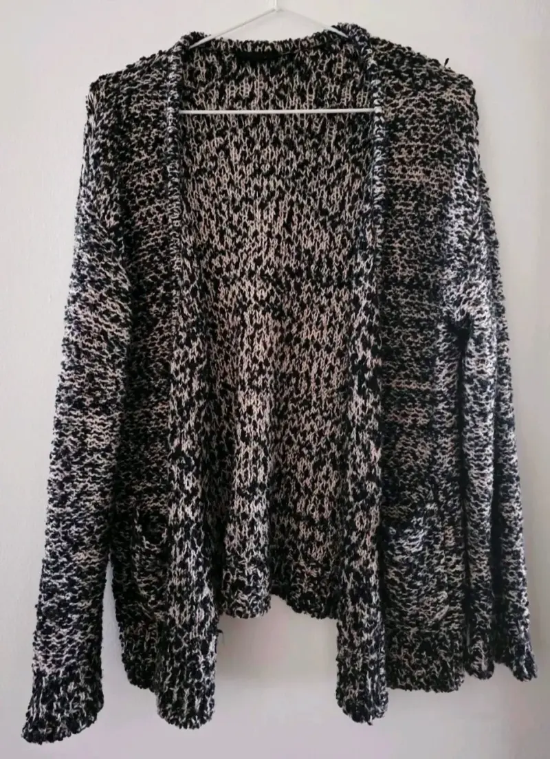 Cárdigan de punto blanco y negro para mujer