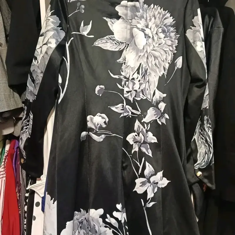 Blazer floral negro Alaniz con diseño elegante - 2