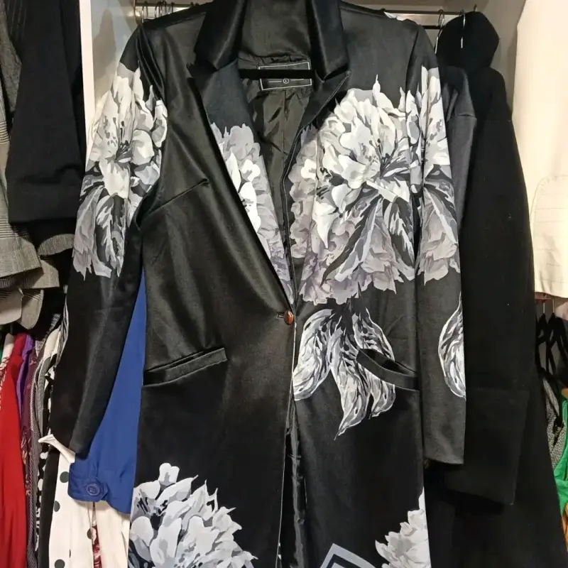 Blazer floral negro Alaniz con diseño elegante - 3