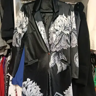 Blazer floral negro Alaniz con diseño elegante - miniatura 3