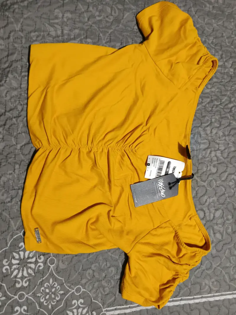 Blusa amarilla de mujer con diseño moderno