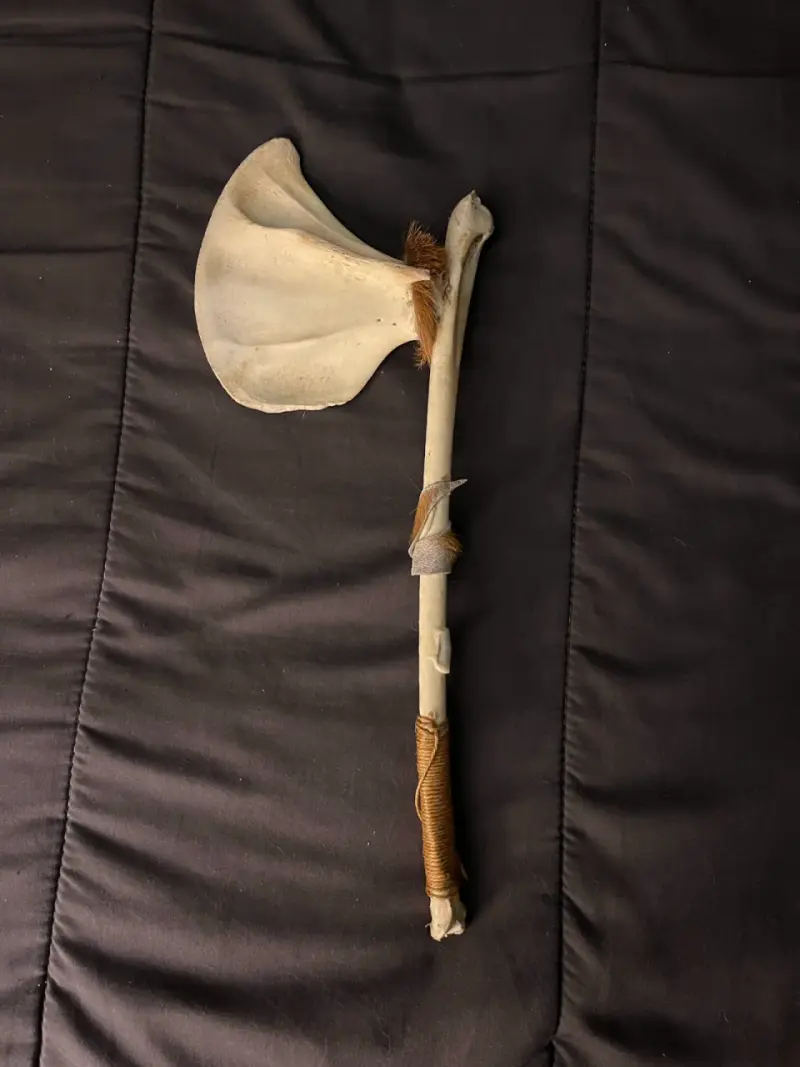Hacha decorativa de hueso lobo marino antigua