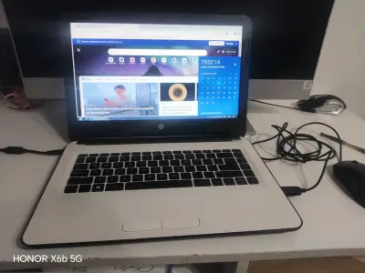 Laptop HP con pantalla de 15 pulgadas - miniatura 1
