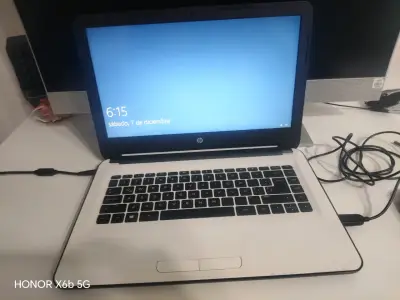 Laptop HP con pantalla de 15 pulgadas - miniatura 2