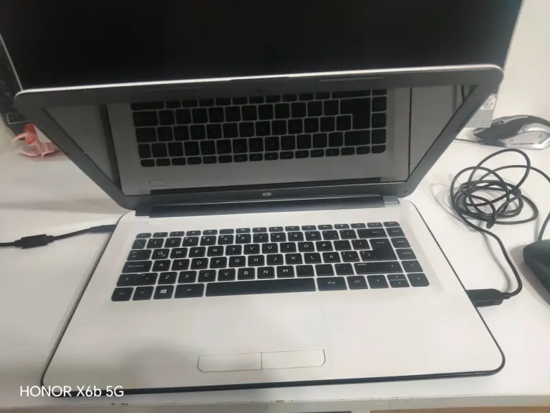Laptop HP con pantalla de 15 pulgadas - 4
