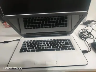 Laptop HP con pantalla de 15 pulgadas - miniatura 4