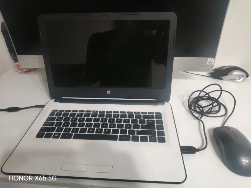 Laptop HP con pantalla de 15 pulgadas - 5