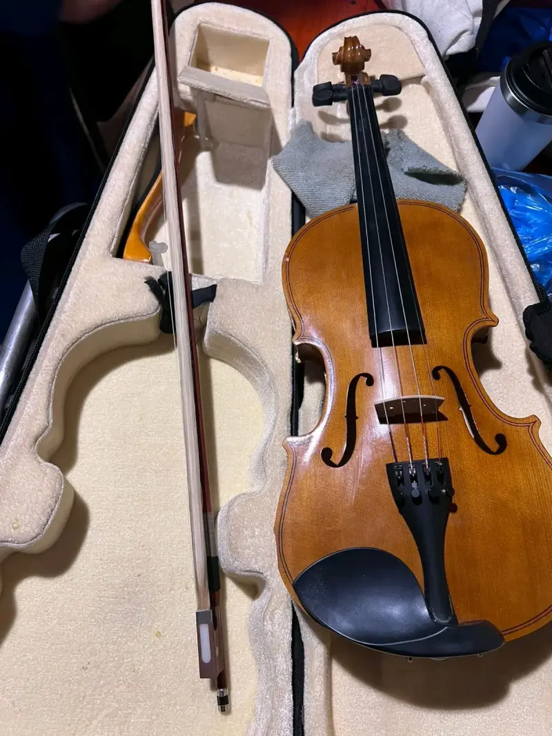 Violín acústico con estuche y arco