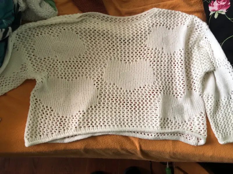 Suéter tejido blanco con diseño de flores