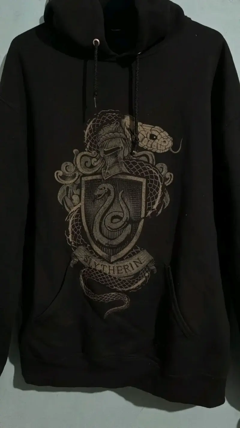 Polerón negro con diseño Slytherin - 1