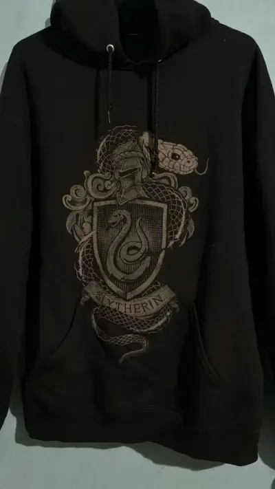 Polerón negro con diseño Slytherin - miniatura 1