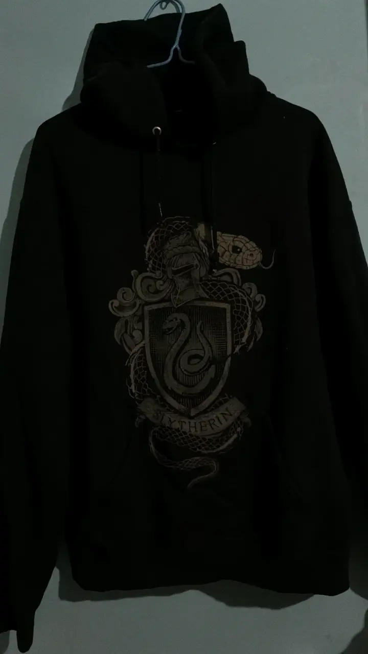Polerón negro con diseño Slytherin - 2