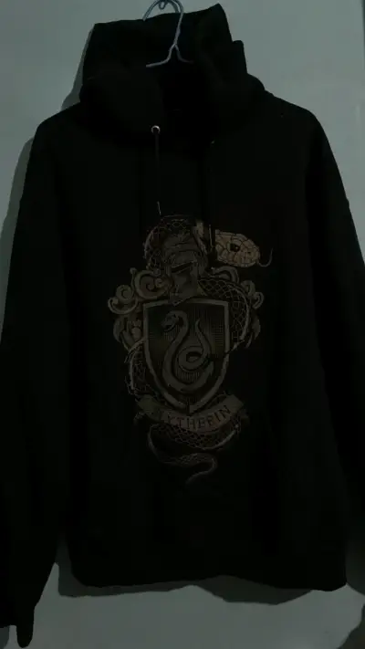 Polerón negro con diseño Slytherin - miniatura 2