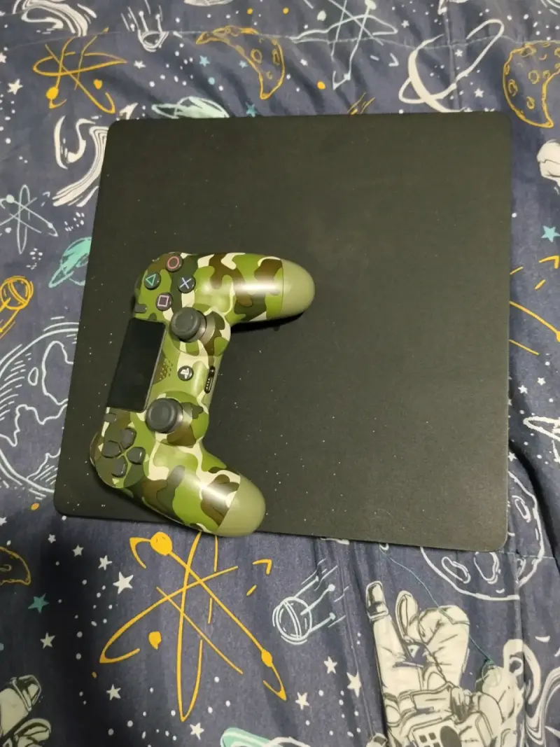 Consola PlayStation 4 Slim 1TB + control camuflado - 1