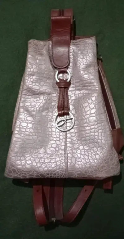 Mochila de cuero burdeo con diseño reptil - miniatura 1