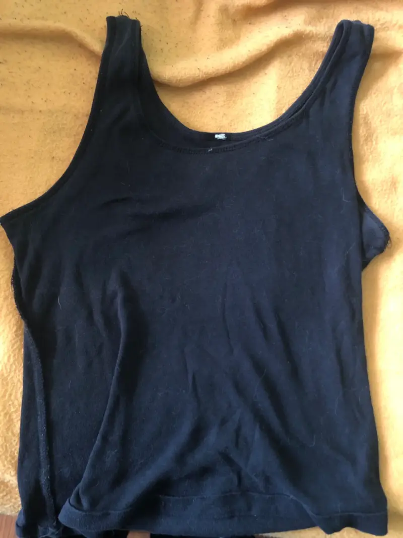 Polera sin mangas negra para mujer