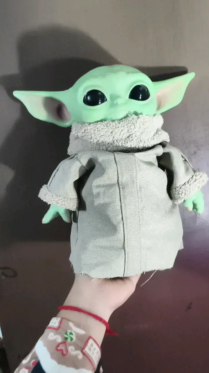 Muñeco de peluche Baby Yoda con abrigo
