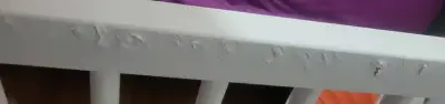 Cuna de madera blanca para bebé y silla mecedora - miniatura 2