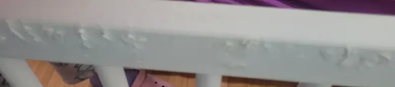 Cuna de madera blanca para bebé y silla mecedora - 3