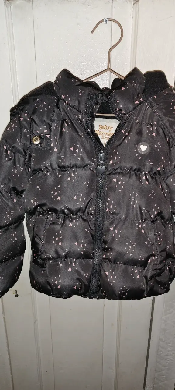 Chaqueta acolchada negra para bebé con diseño de corazones - 1