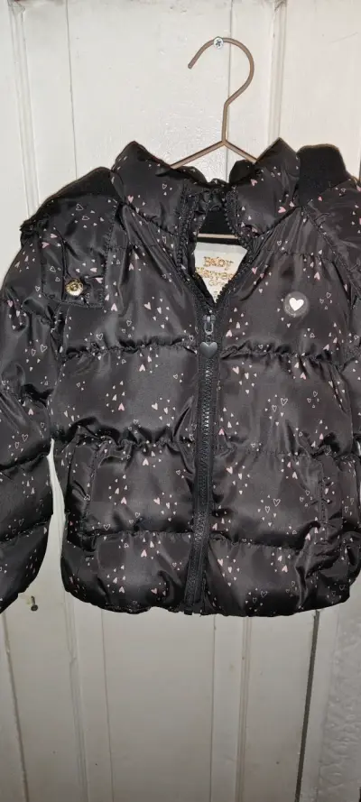 Chaqueta acolchada negra para bebé con diseño de corazones - miniatura 1