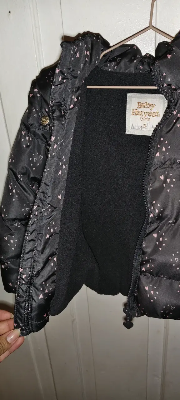 Chaqueta acolchada negra para bebé con diseño de corazones - 2