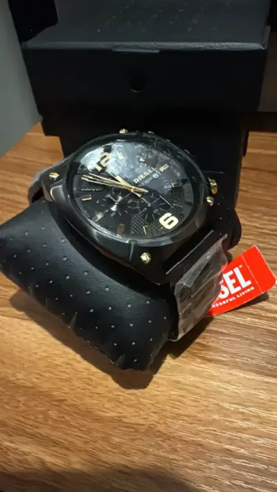 Reloj Diesel negro con detalles dorados - miniatura 1