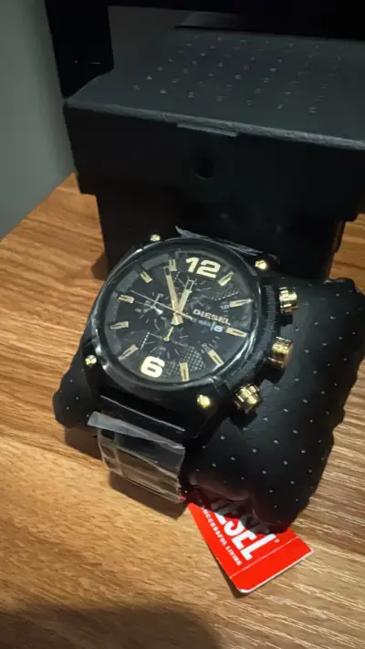 Reloj Diesel negro con detalles dorados - miniatura 2