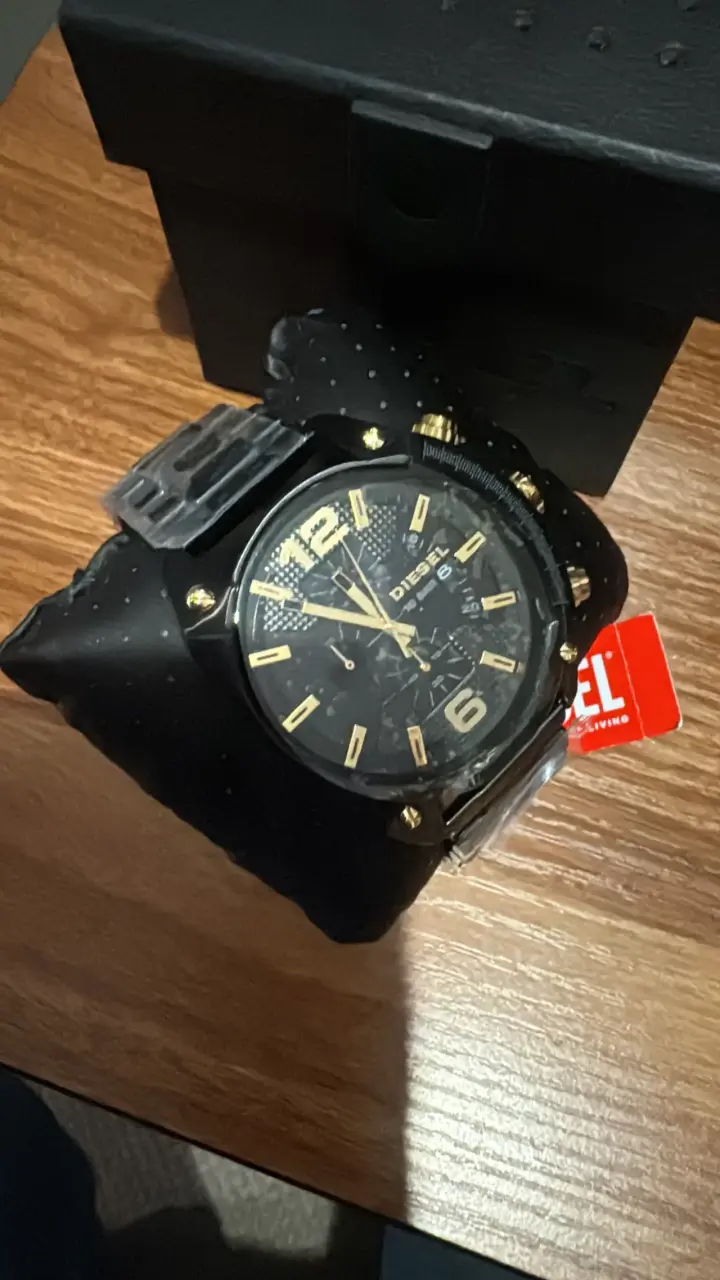 Reloj Diesel negro con detalles dorados - 3