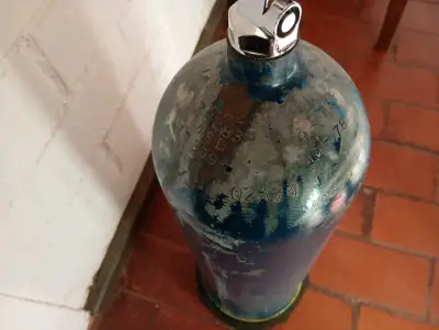 Tanque de buceo azul con regulador - miniatura 2