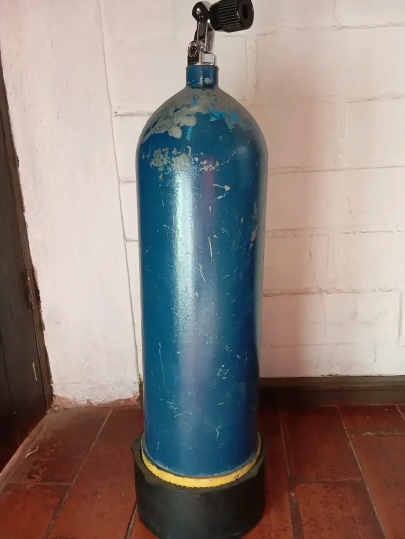 Tanque de buceo azul con regulador - 3