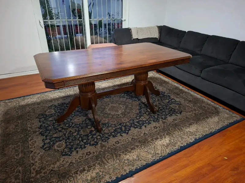 Mesa de comedor de madera clásica - 1