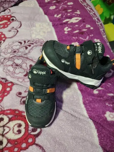 Zapatillas deportivas para niños Uppi negras y naranjas - miniatura 1
