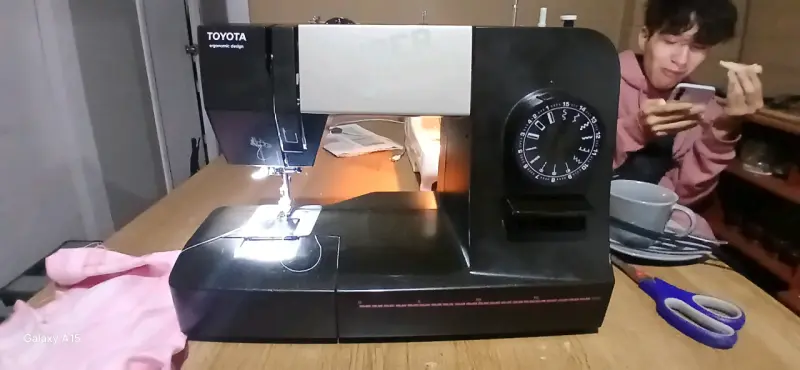 Máquina de Coser Toyota Super Jeans - 1