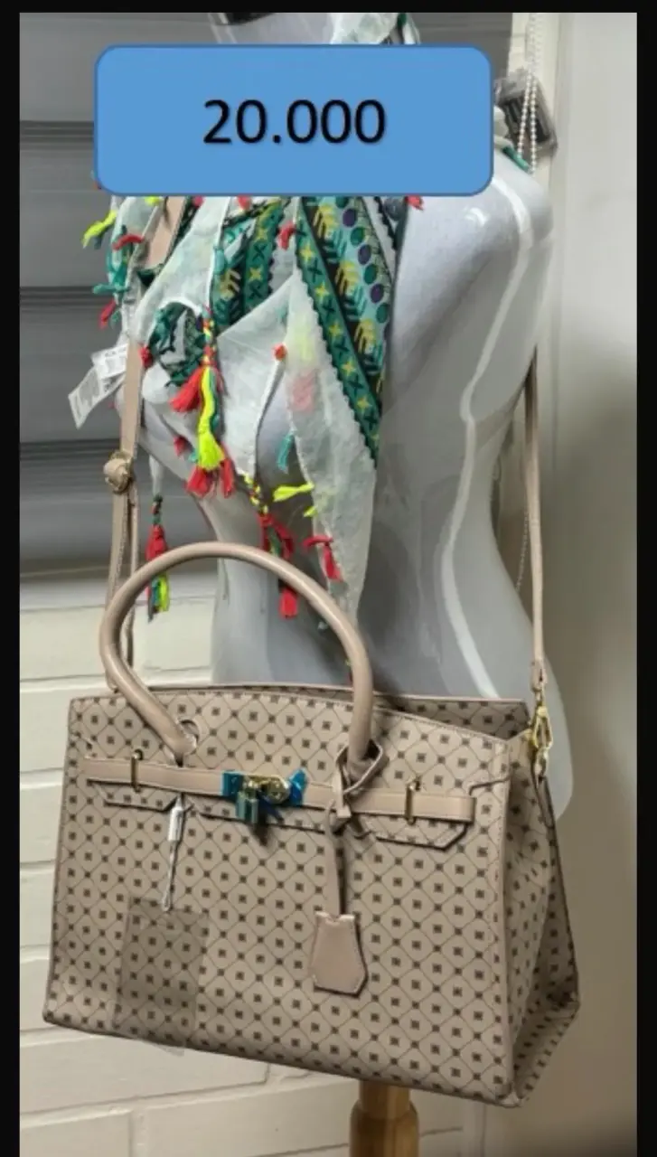 Bolso de mano beige con diseño geométrico
