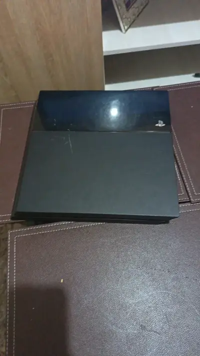 Consola PlayStation 4 en buen estado con fc 26 - miniatura 1