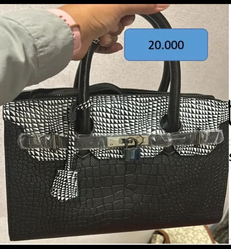 Bolso de mano elegante en blanco y negro