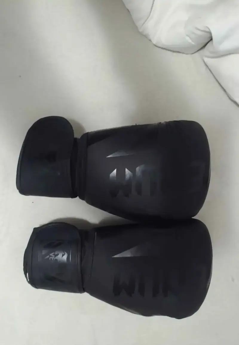 Guantes de Boxeo Negros Venum 16Oz - 1