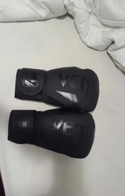 Guantes de Boxeo Negros Venum 16Oz - miniatura 2