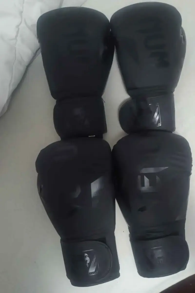 Guantes de Boxeo Negros Venum 16Oz - 3