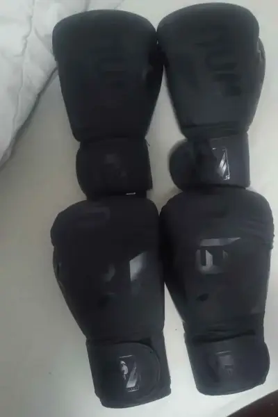 Guantes de Boxeo Negros Venum 16Oz - miniatura 3