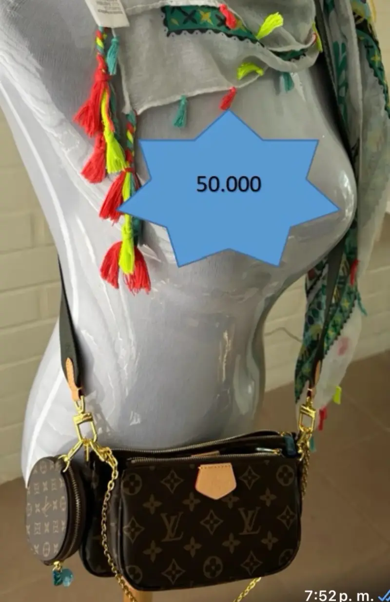 Bolso bandolera con monograma y detalles dorados